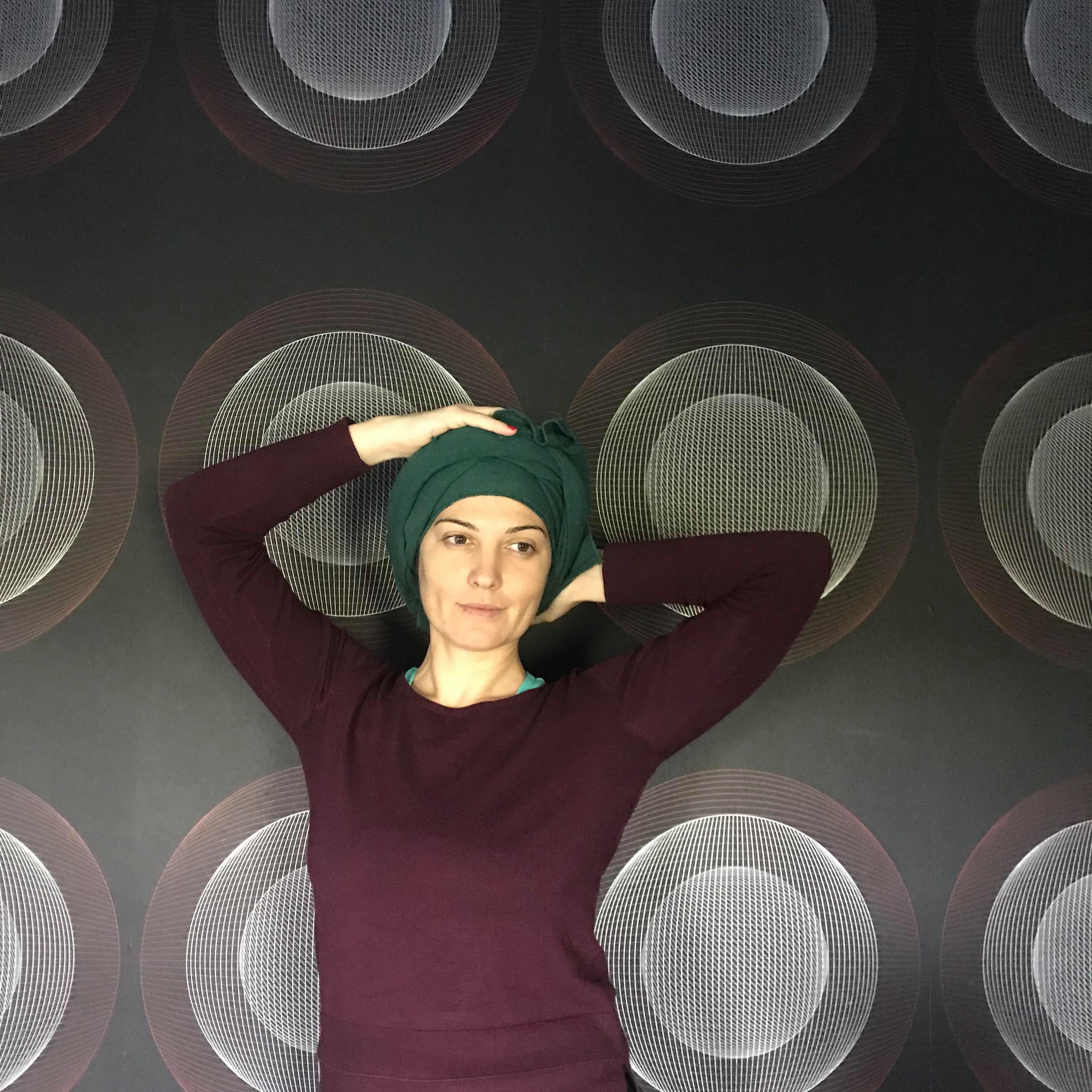 რატომ უკეთიათ თავსაბურავი კუნდალინი იოგის დროს