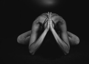 როგორ ვვითარდებით კუნდალინი იოგის დახმარებით