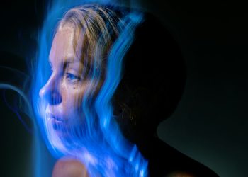 თუ შენი სიმართლე არ არის მიღებული, ეს პირად შეურაცხყოფად ან ეგოს საკითხად არ უნდა მიიღო. სიმართლე ყოველთვის სხვადასხვაგვარია და ყველა მზად არ არის, მიიღოს ის, რასაც ჩვენ ვხედავთ. მთავარია, ეს არ გაგვაბრაზოს და არ დაგვაბრკოლოს. როდესაც სხვების სიმართლეს პატივს ვცემთ, ვქმნით სივრცეს ჰარმონიისა და ურთიერთგაგებისთვის.